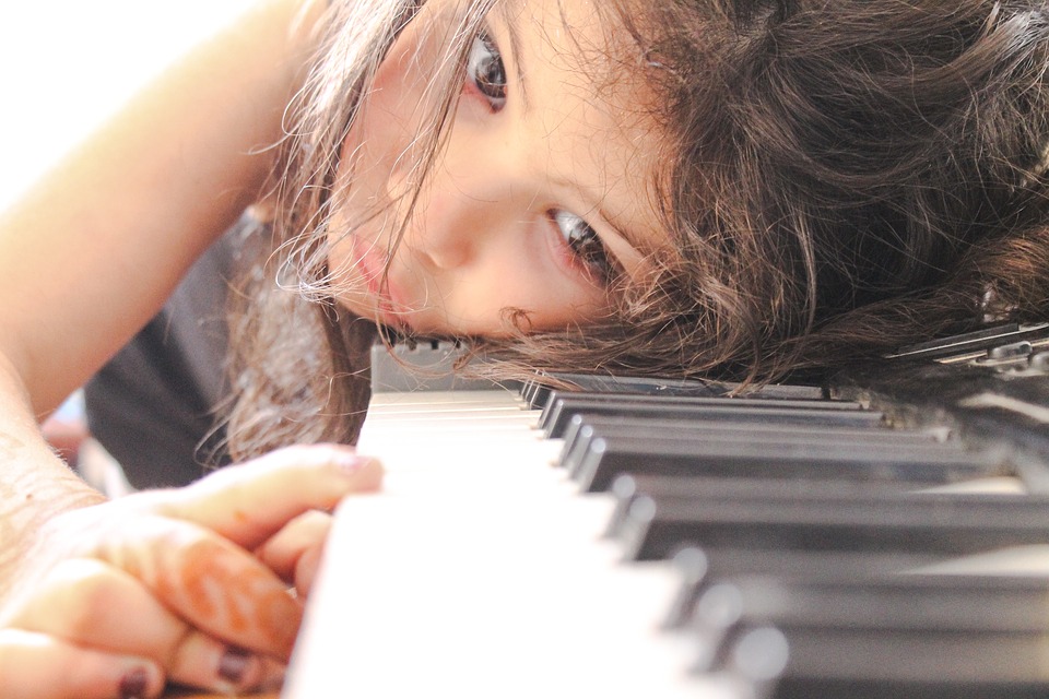 Les enfants peuvent suivre aussi des cours de piano par internet