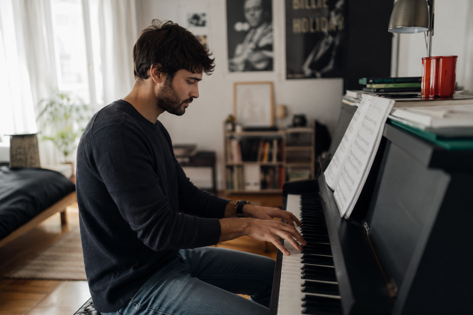 Débutant lisant une partition posée sur un piano pour apprendre chez soi