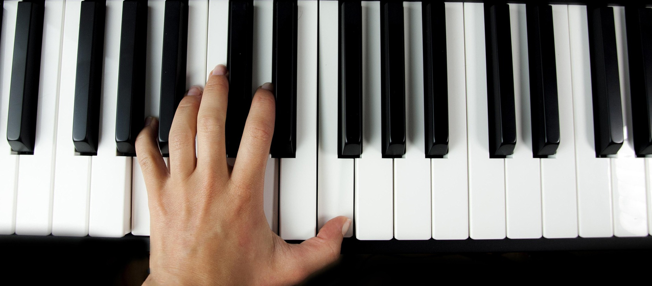 Conseils et astuces pour étudier et apprendre rapidement à jouer des 2 mains au piano