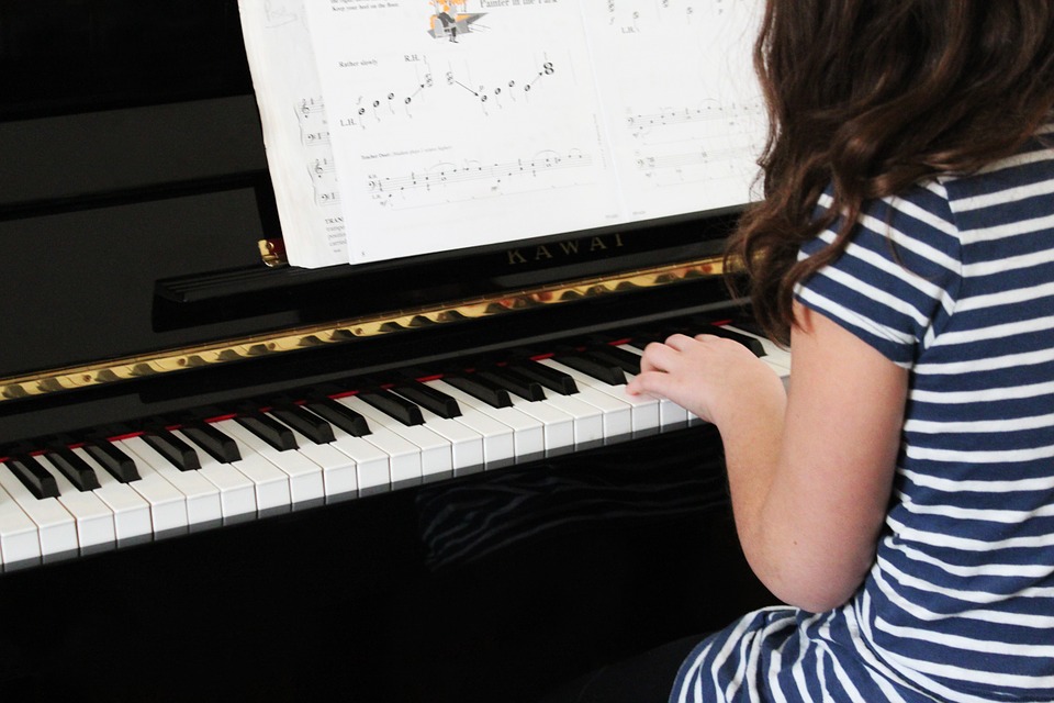 Dès le plus jeune âge, l'apprentissage du piano est possible