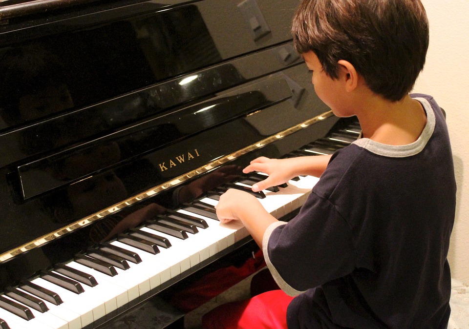 Suivre des cours de piano pour un enfant de chez soi