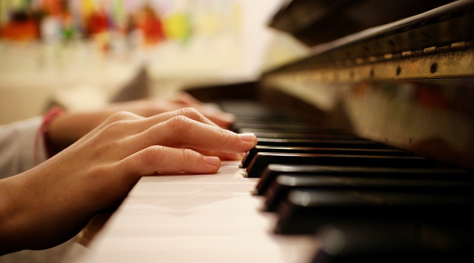 Les enfants peuvent suivre des leçons de piano dès le plus jeun âge
